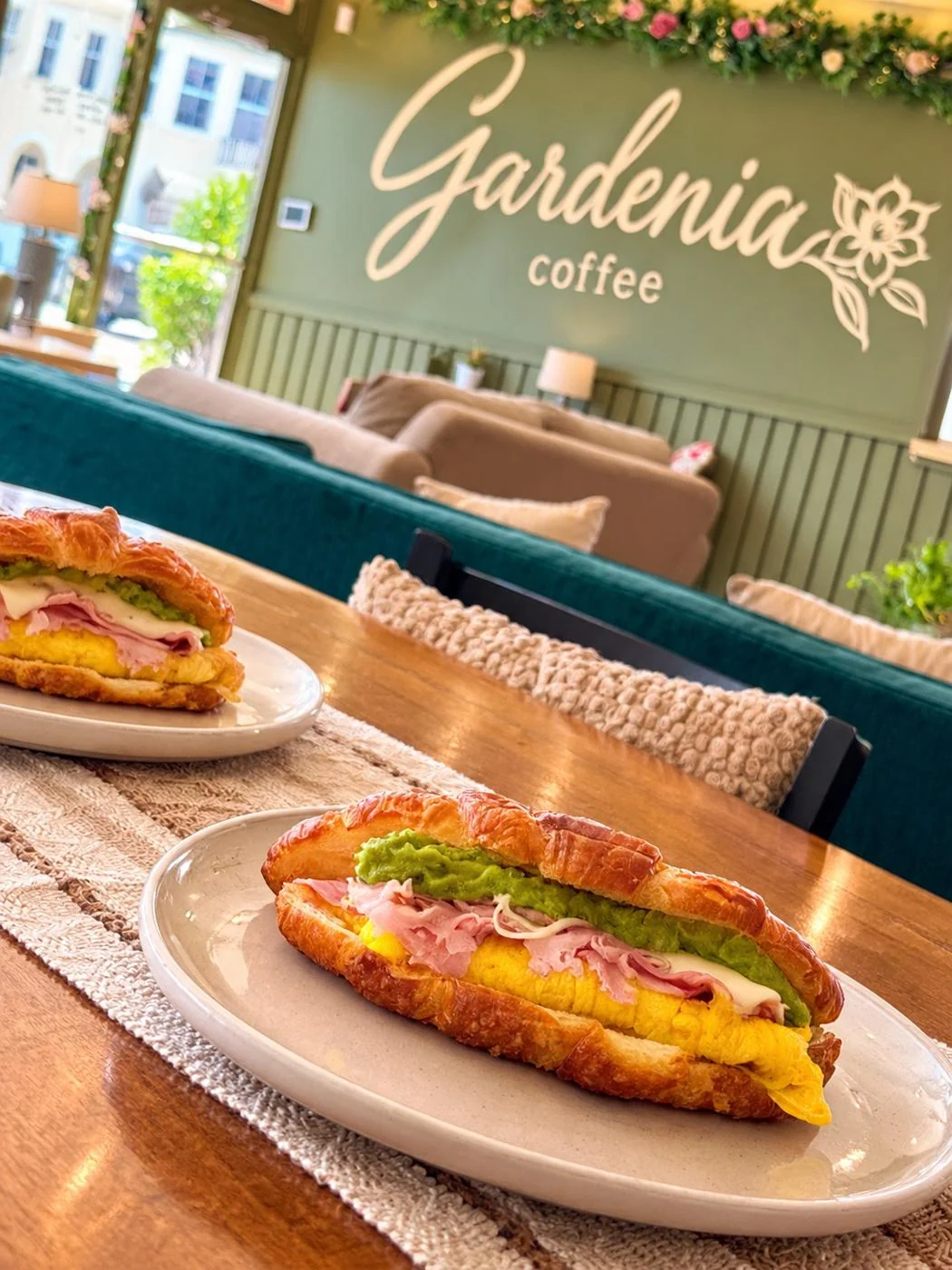 Aurora Croissant en el interior de Gardenia Coffee