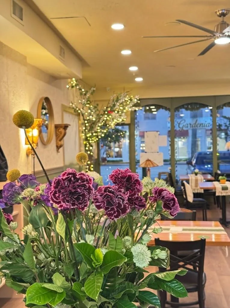 El ambiente de Gardenia: flores, mesas y luces cálidas